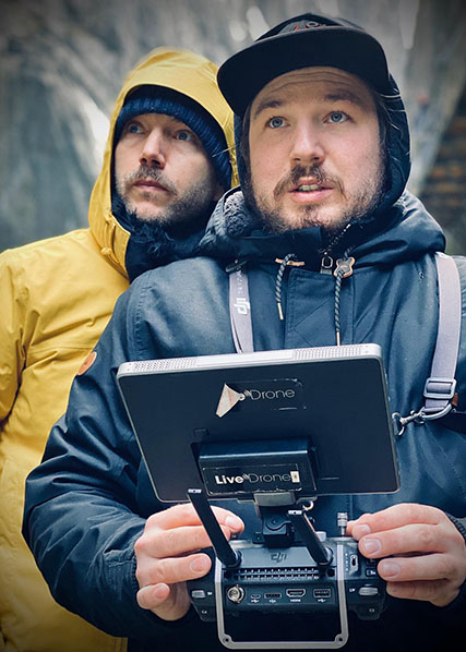 Deux pilotes regardant leur drone