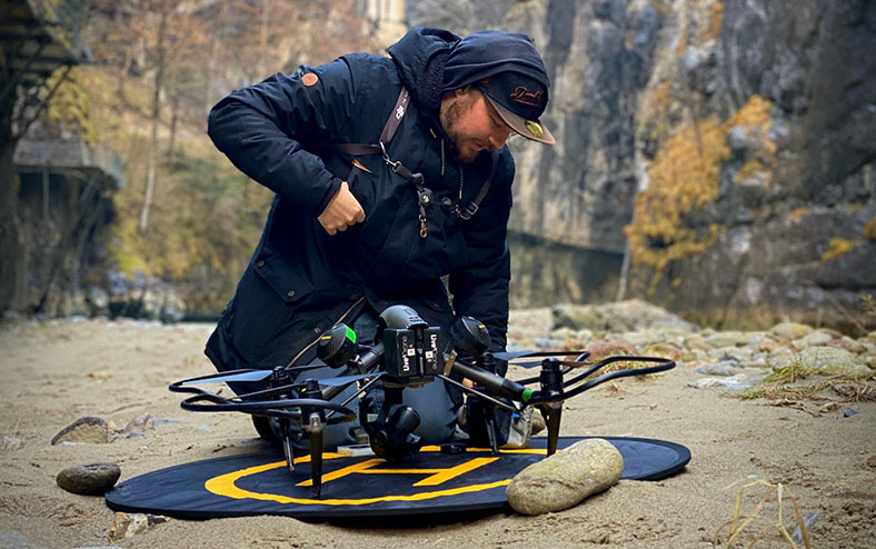 Pilote qui régle son drone 