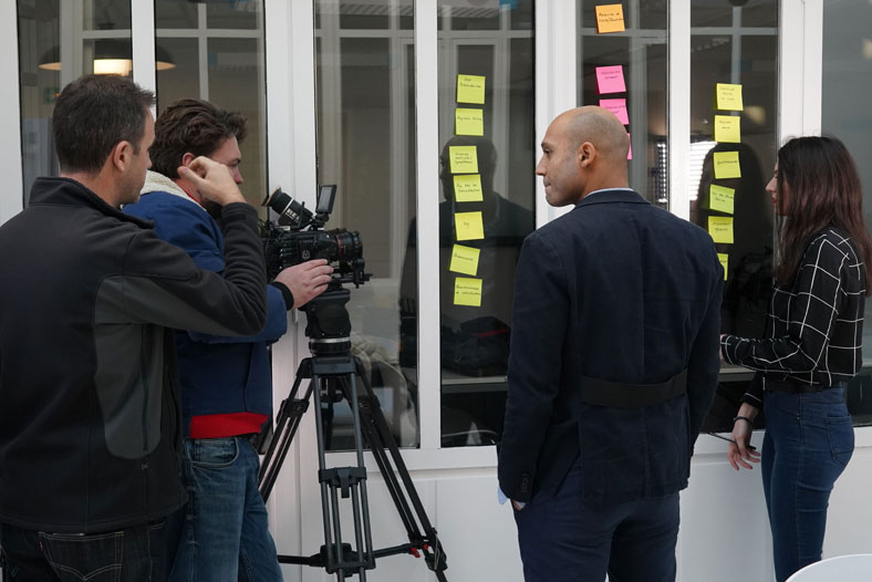 Quatre personnes pendant le tournage 