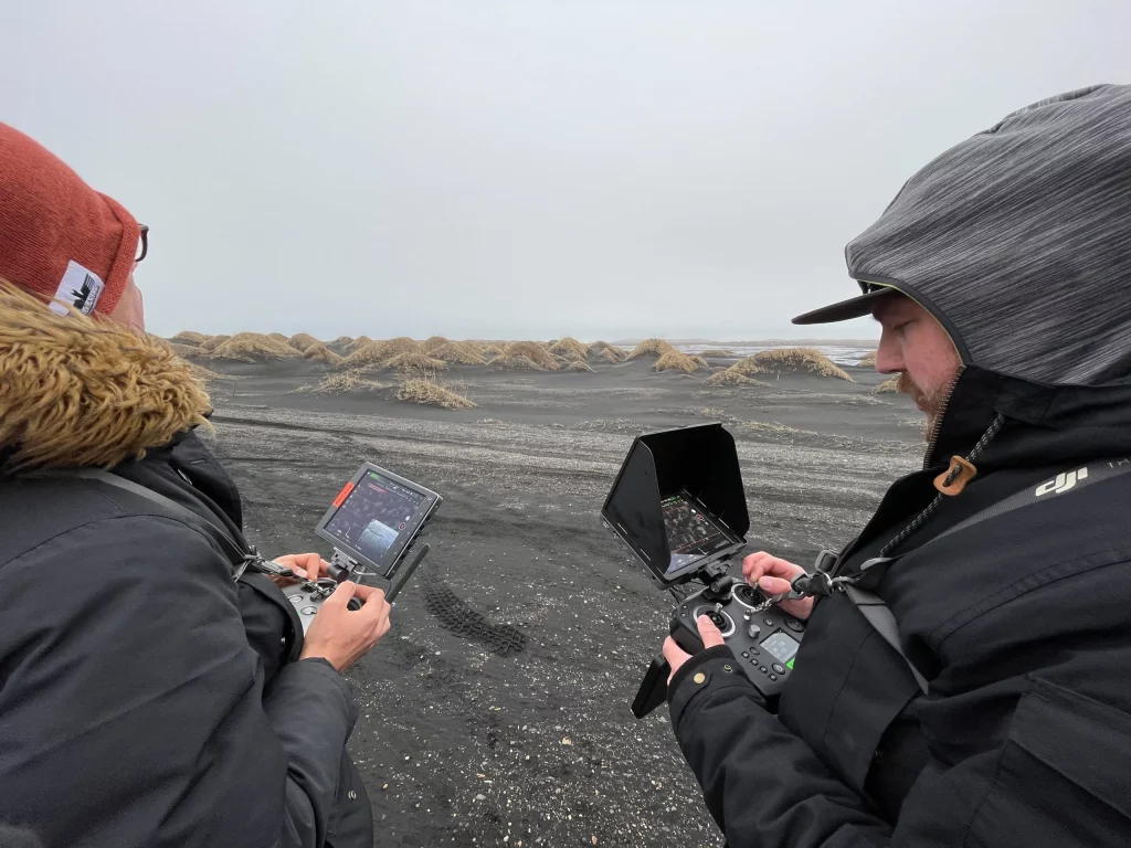 Télépilotes avec leurs radios qui pilotent