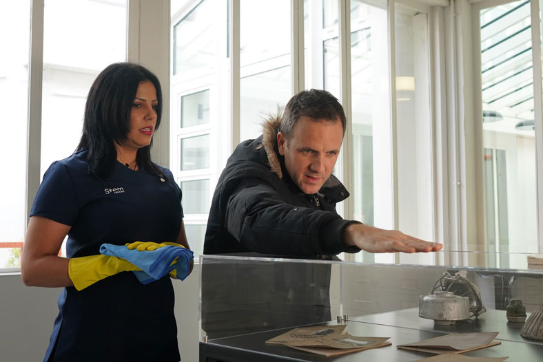 réalisateur et actrice discutant 